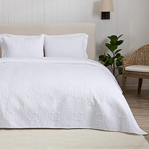 Great Bay Home 3-Piece Oversized King/California King Quilt Set with Shams. Pinsonic White All-Season Bedspread Coverlet Bedding. Clara Collection.