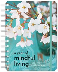 A Year of Mindful Living 2023 Weekly Planner: On-the-Go 17-Month Calendar with Pocket (Aug 2022 – Dec 2023, 5″ x 7″ closed)