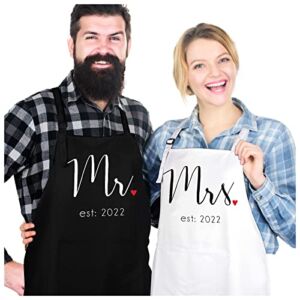 Prazoli His and Her Aprons – Mr Mrs Established 2022 Couples Engagement Gift , Cute Bridal Shower Gift Anniversary Wedding Registry Items & Decoration , Housewarming Gifts For New Home Newlywed Gift